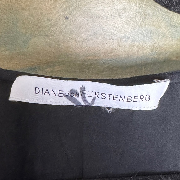 Diane Von Furstenburg 100% silk black blouse fits size S/M - Picture 7 of 11